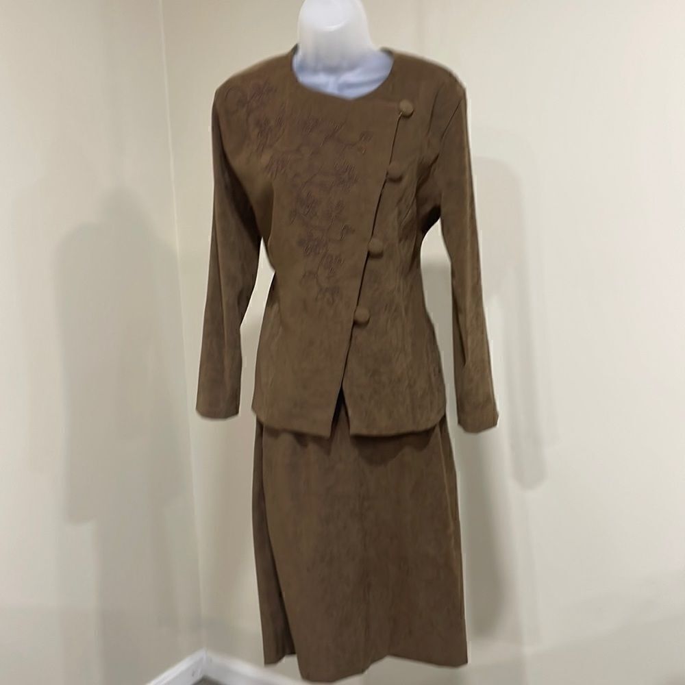 NWOT R&K 2 piece brown embroidered skirt suit set. Size 8 M medium